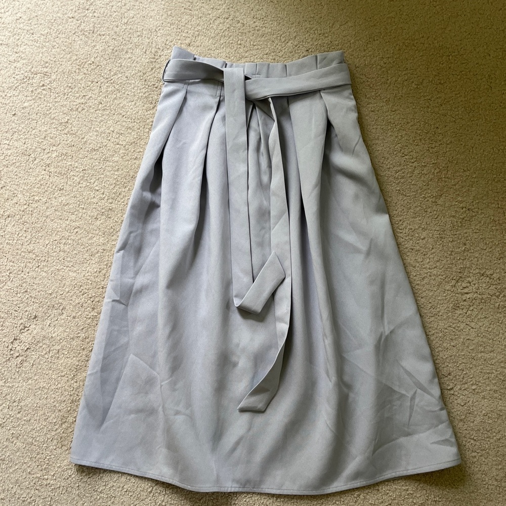 Simple grey bow skirt size small
